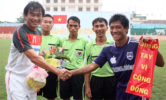 Trận đấu được tổ chức với mục đích quyên góp tiền giúp đỡ trẻ em nghèo, cơ nhỡ ở các mái ấm tình thương của thị xã Ninh Hòa và Tp Cam Ranh.